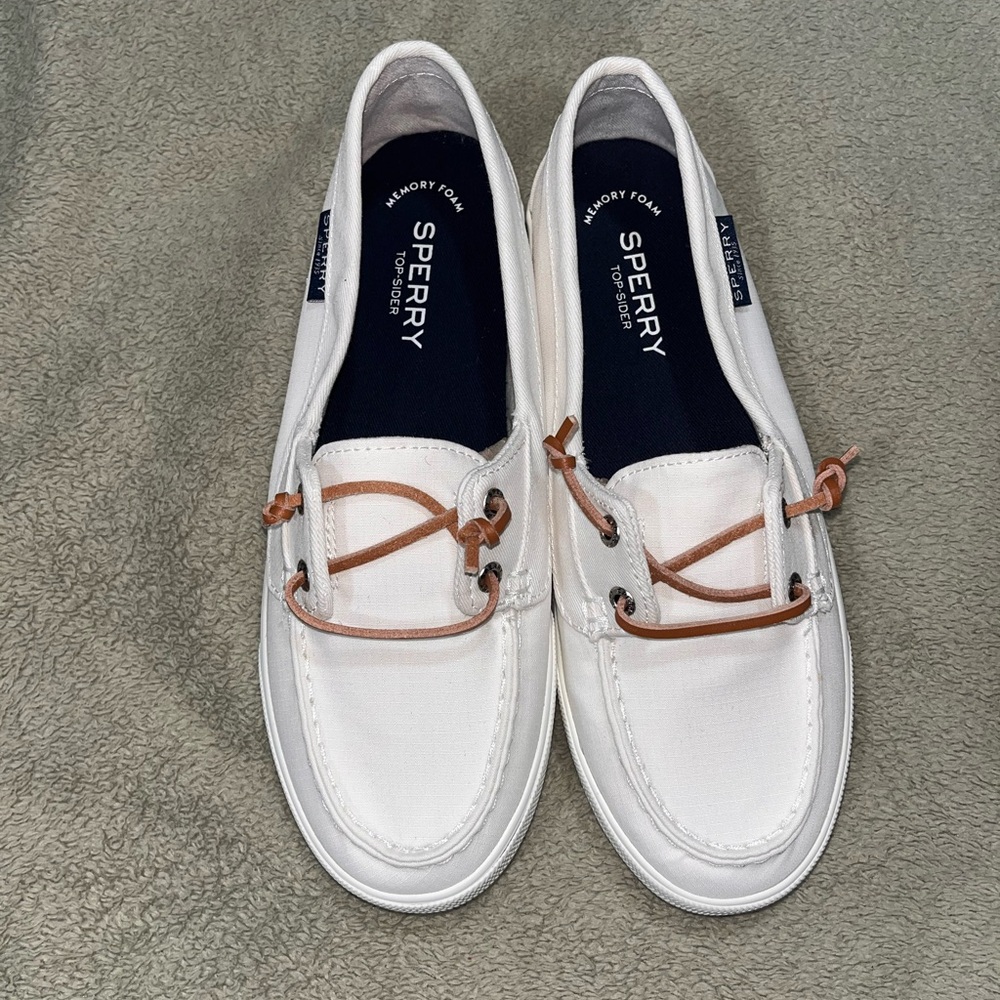 Sperry White Flats with Moccasin Toe and Leather Laces
